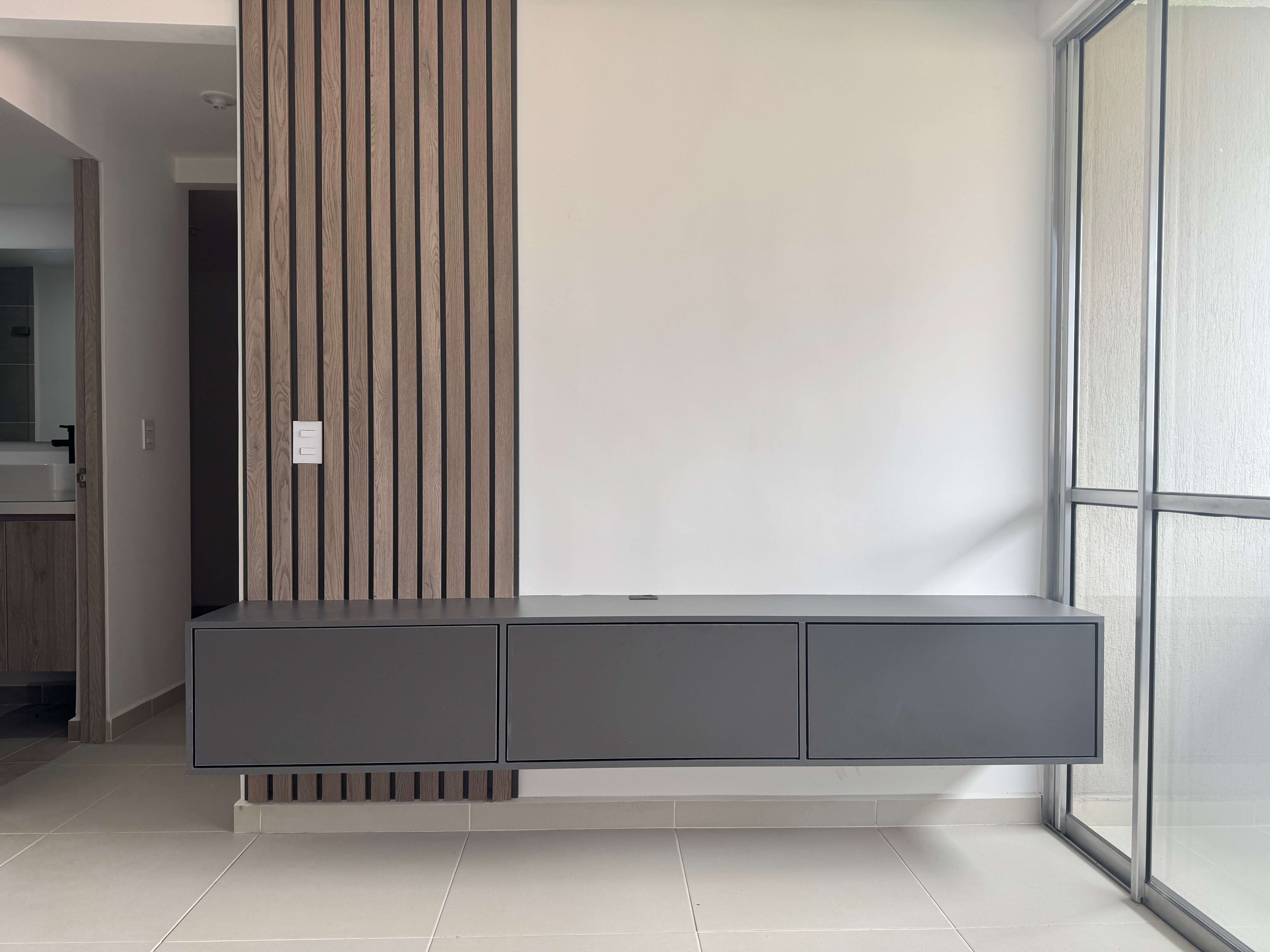 Detalle del mueble terminado mostrando la madera RH e iluminación