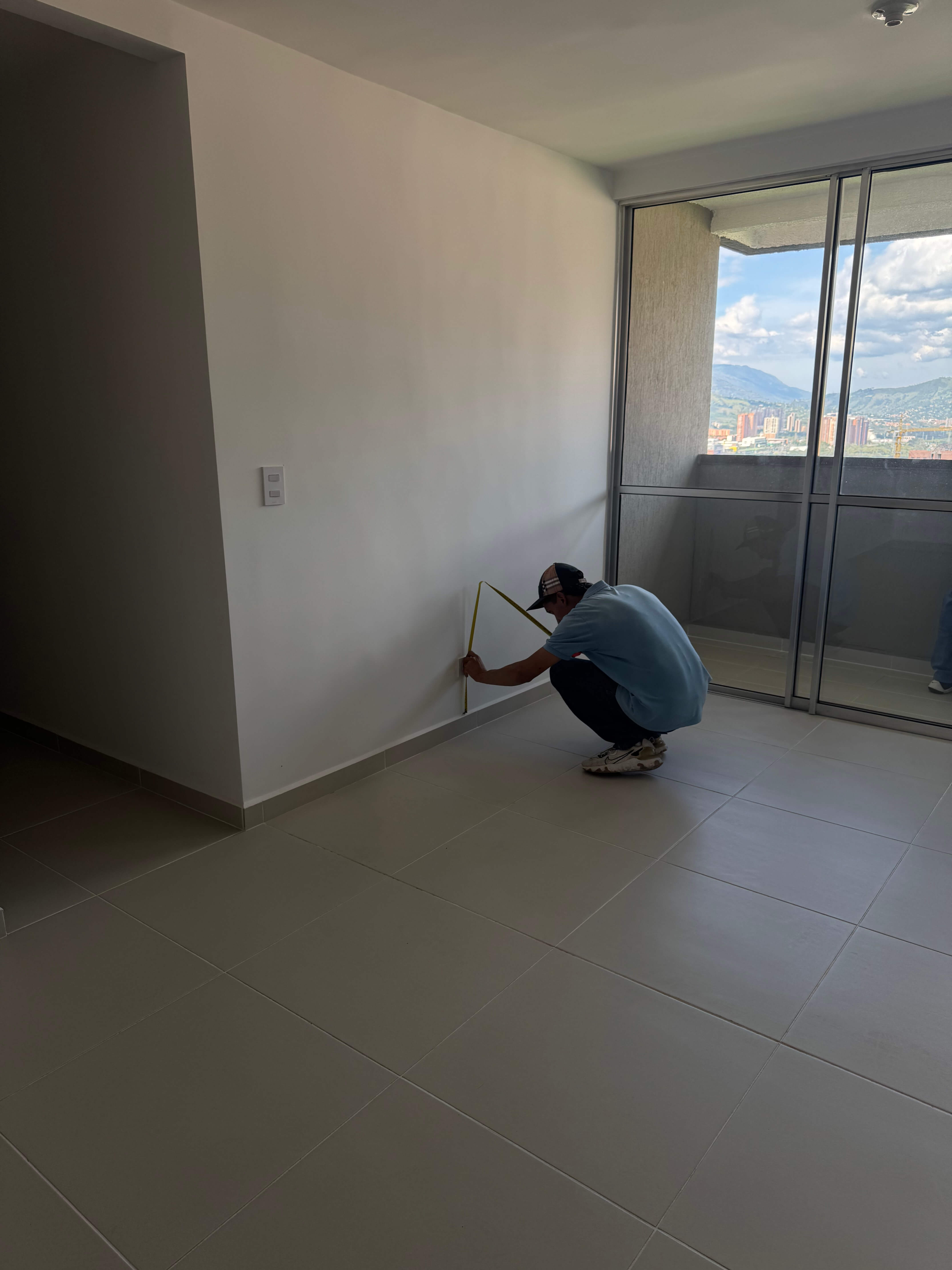 Foto tomando medidas de centro de entretenimiento en Puerto Ventura